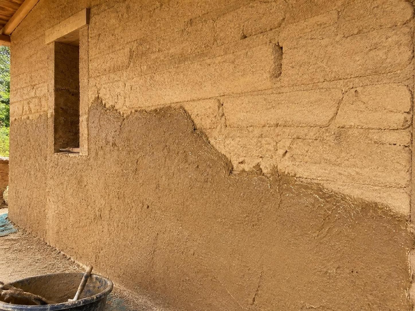 découvrez des méthodes efficaces pour réparer un mur en pisé qui s'effrite par endroits, en restauration durable et respectueuse des matériaux traditionnels.