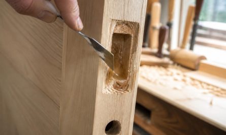 apprenez à réparer facilement une mortaise de porte arrachée en utilisant de la résine époxy bois pour une réparation solide et durable.