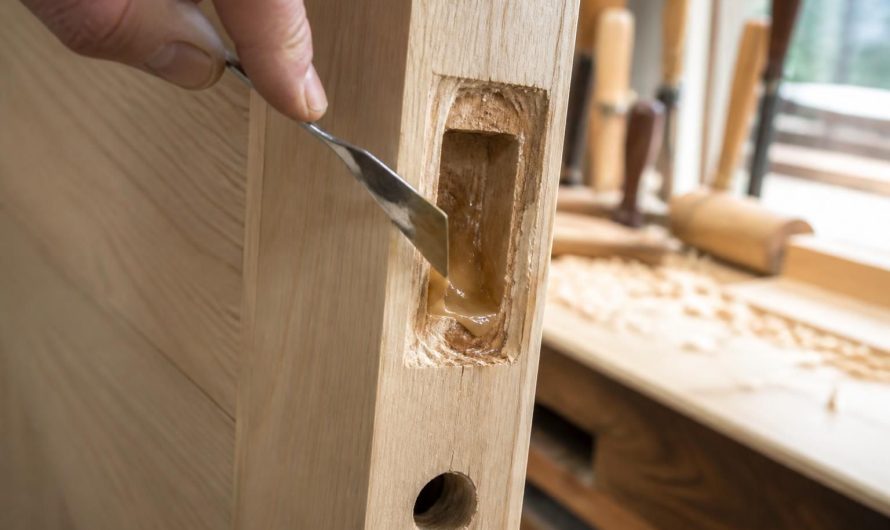 Réparer une mortaise de porte arrachée avec de la résine époxy bois