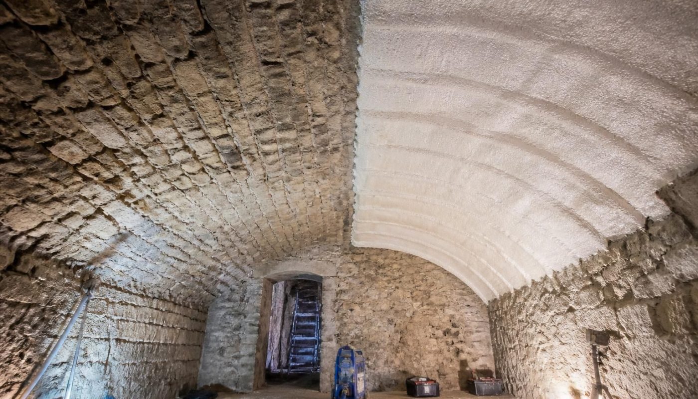 découvrez les meilleures solutions pour isoler efficacement un plafond de cave voûtée en pierre et améliorer le confort thermique de votre espace.