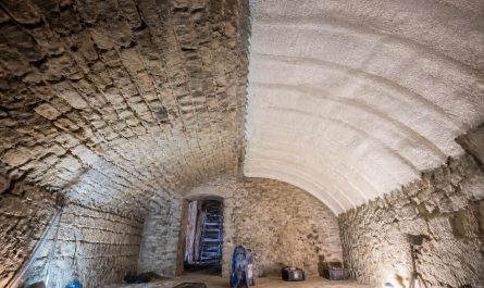 découvrez les meilleures solutions pour isoler efficacement un plafond de cave voûtée en pierre et améliorer le confort thermique de votre espace.