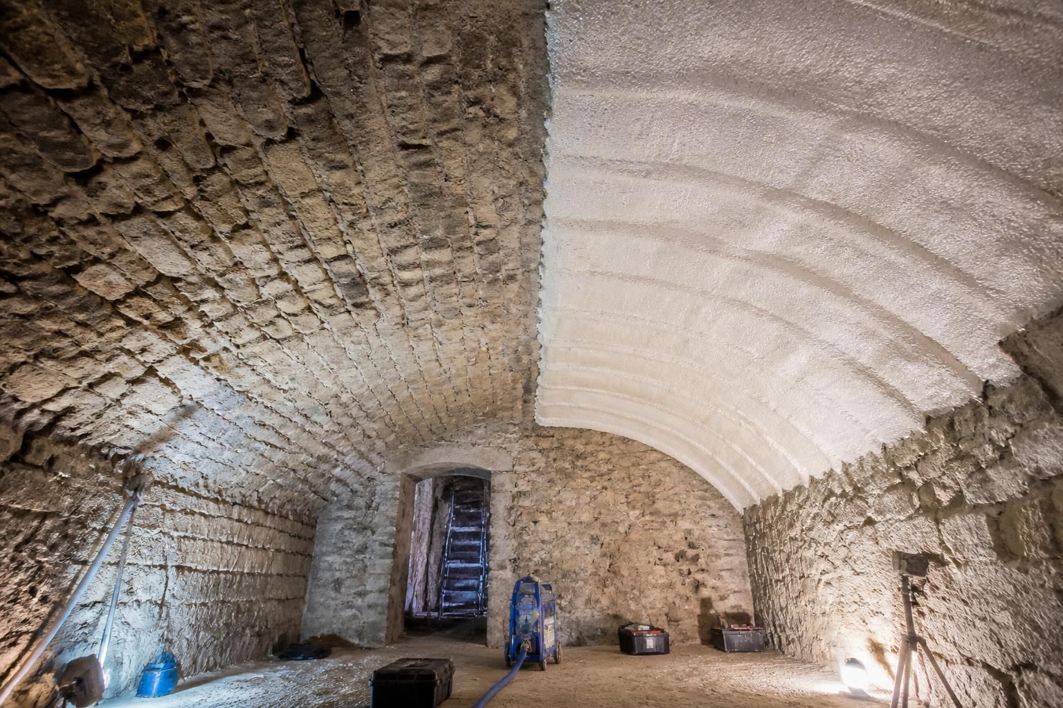 d&eacute;couvrez les meilleures solutions pour isoler efficacement un plafond de cave vo&ucirc;t&eacute;e en pierre et am&eacute;liorer le confort thermique de votre espace.