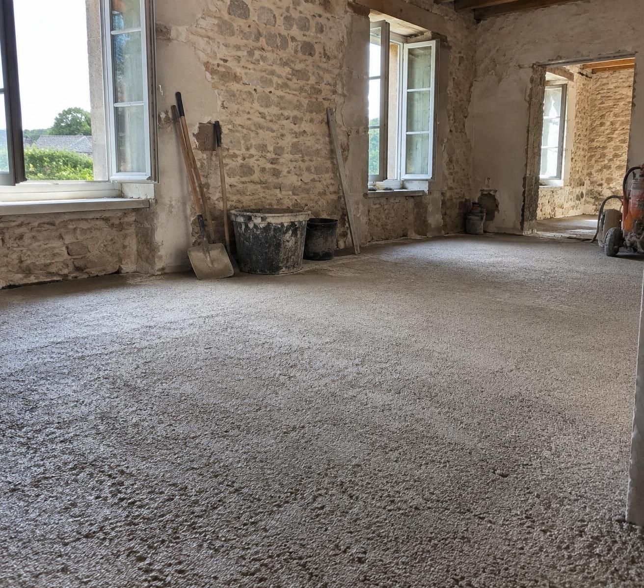 découvrez combien de temps sécher une dalle chaux-chanvre et quels facteurs influencent le délai : épaisseur, ventilation, humidité et température.