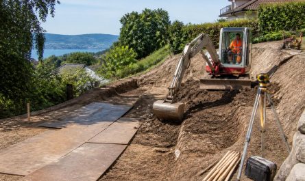 découvrez comment décaisser un terrain en pente pour créer une terrasse : étapes clés, conseils pratiques et estimation du budget nécessaire pour réussir votre projet.
