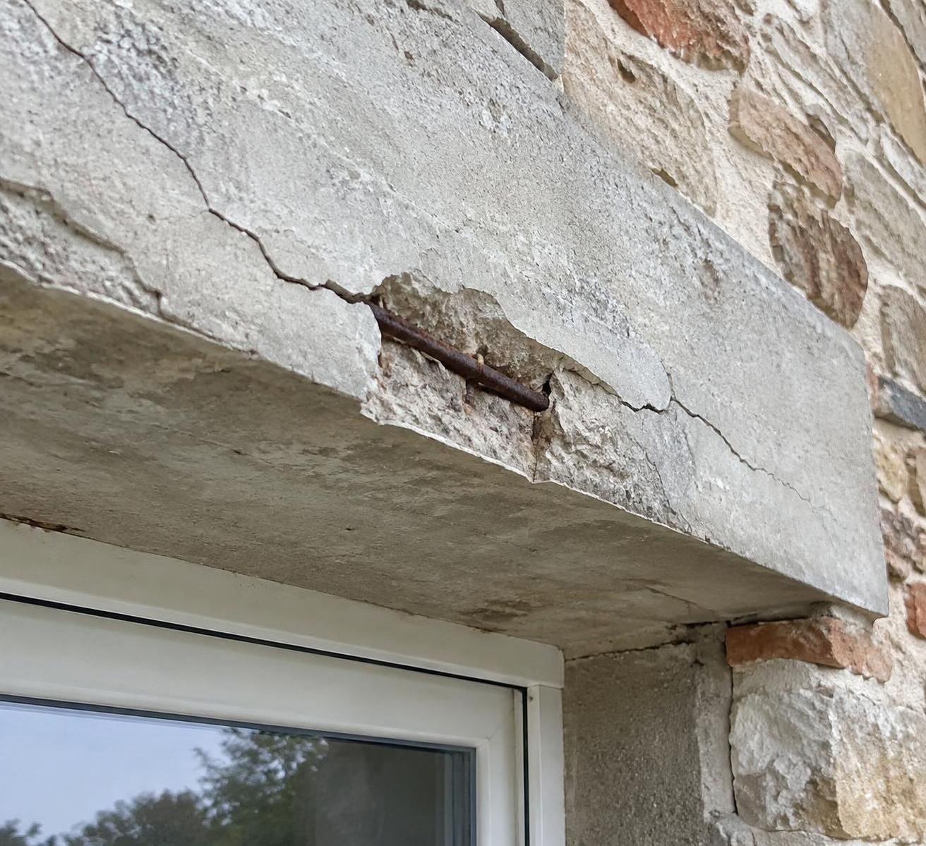 linteau béton fissuré au-dessus d’une baie : découvrez les causes possibles, les solutions de réparation et quand faire appel à un professionnel.
